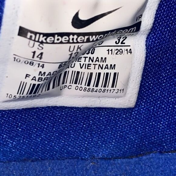 Nike Black and Green Athletic Sneakers with Modern Design - Picture 5 of 5